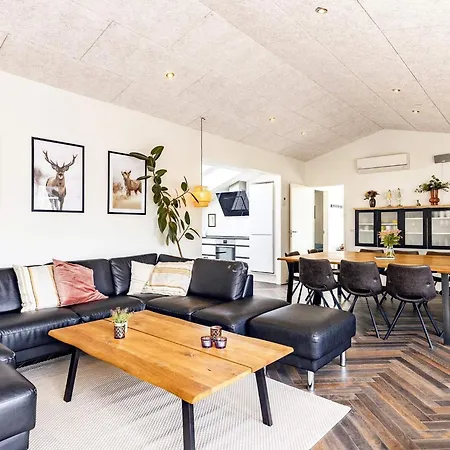 Five-bedroom Holiday In 18 *