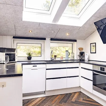 Five-bedroom Holiday In 18 펜션 Blåvand