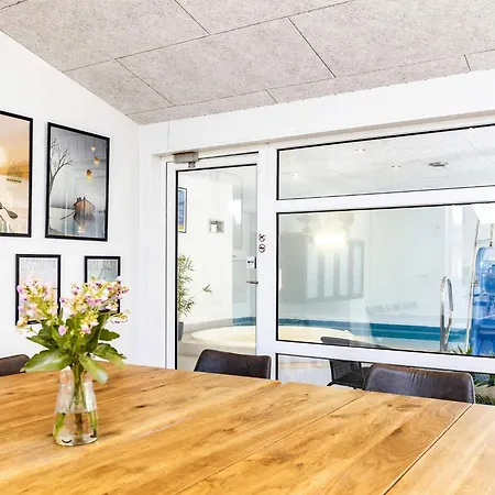 Five-bedroom Holiday In 18 Blåvand